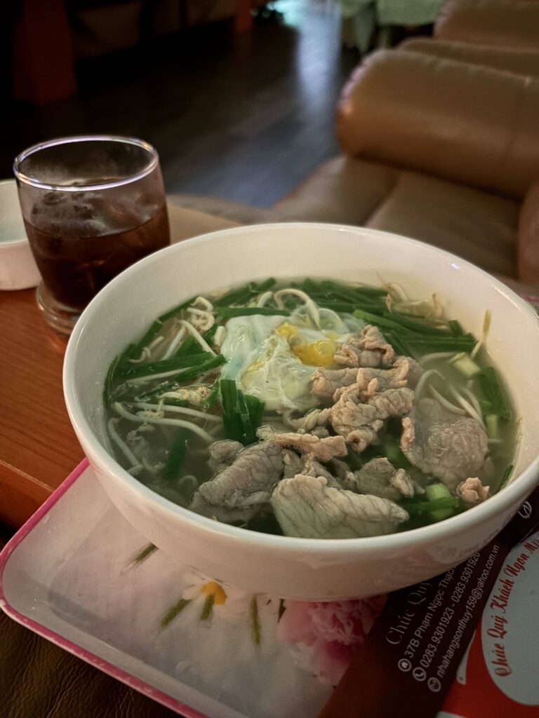 休憩室にてマッサージチェアでヌードル食事